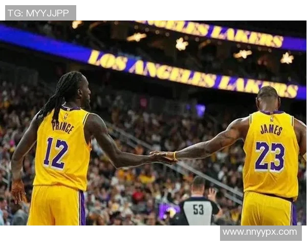 热火与湖人激战正酣NBA季后赛精彩对决引发球迷热议